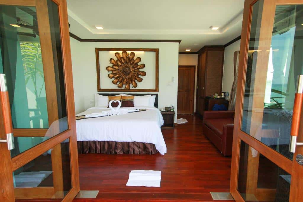ห้องนอนพื้นไม้พร้อมเตียงสำหรับราชบุรีที่เที่ยวหรือเที่ยวราชบุรี ที่พักหลีเป๊ะ