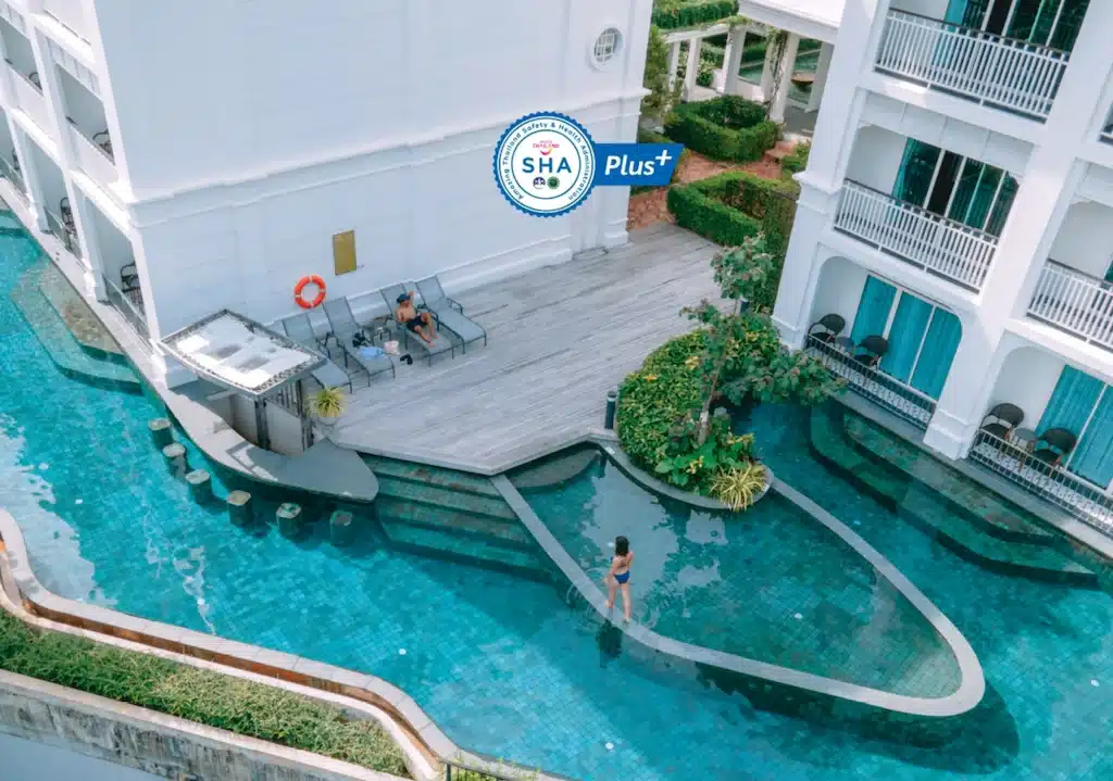 มุมมองทางอากาศของสระว่ายน้ำในโรงแรมที่ตั้งอยู่ในรีสอร์ทรีสอร์ท