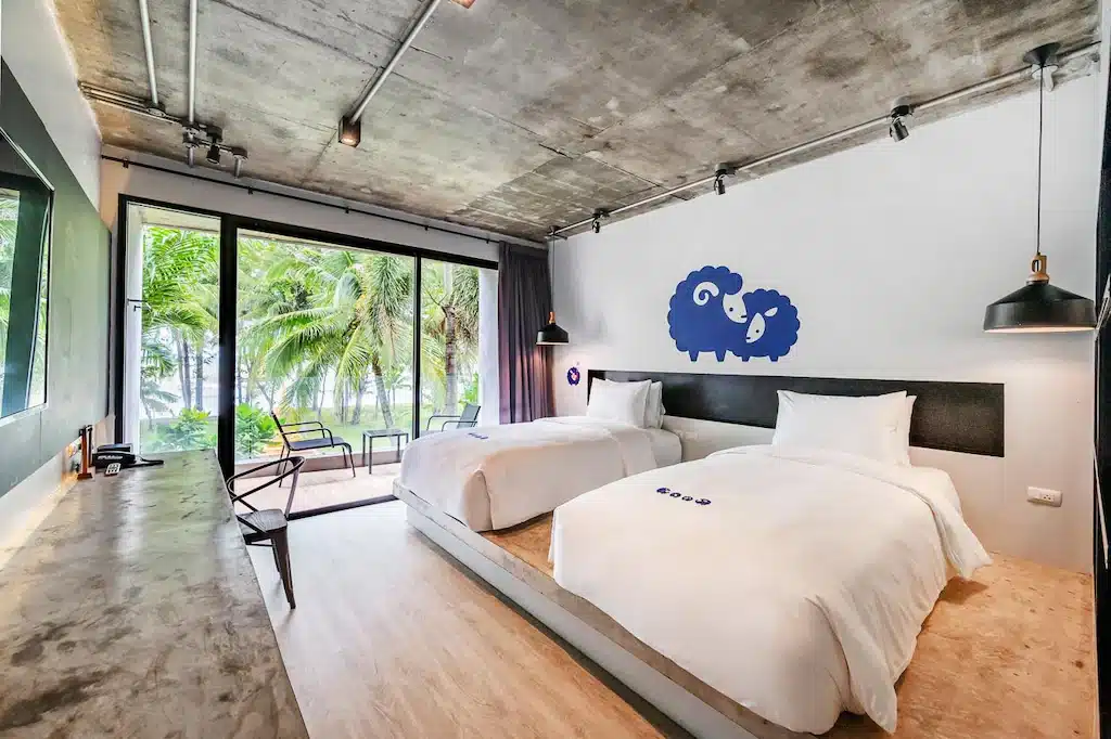 เตียง 2 เตียงในห้องพร้อมวิวทะเลที่ชลบุรีสถานที่ท่องเที่ยวยอดนิยม ที่พักเขาหลัก