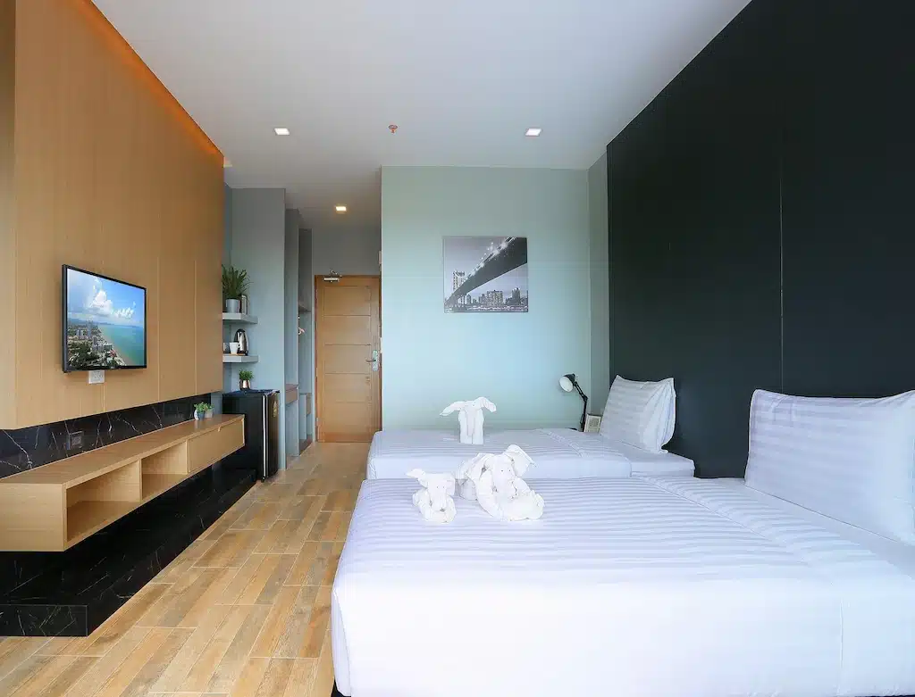 สถานที่ท่องเที่ยวชลบุรี: ห้องโถงโรงแรมพร้อมเตียง ที่พักบางเสร่