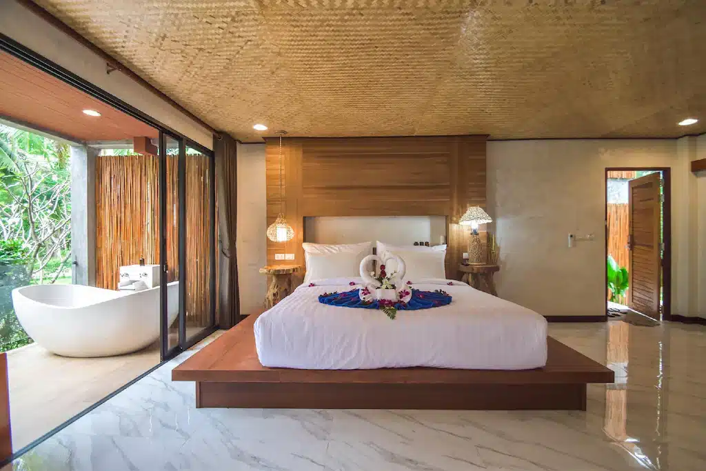ห้องนอนพร้อมเตียงขนาดใหญ่และอ่างอาบน้ำ ที่พักเกาะลันตา