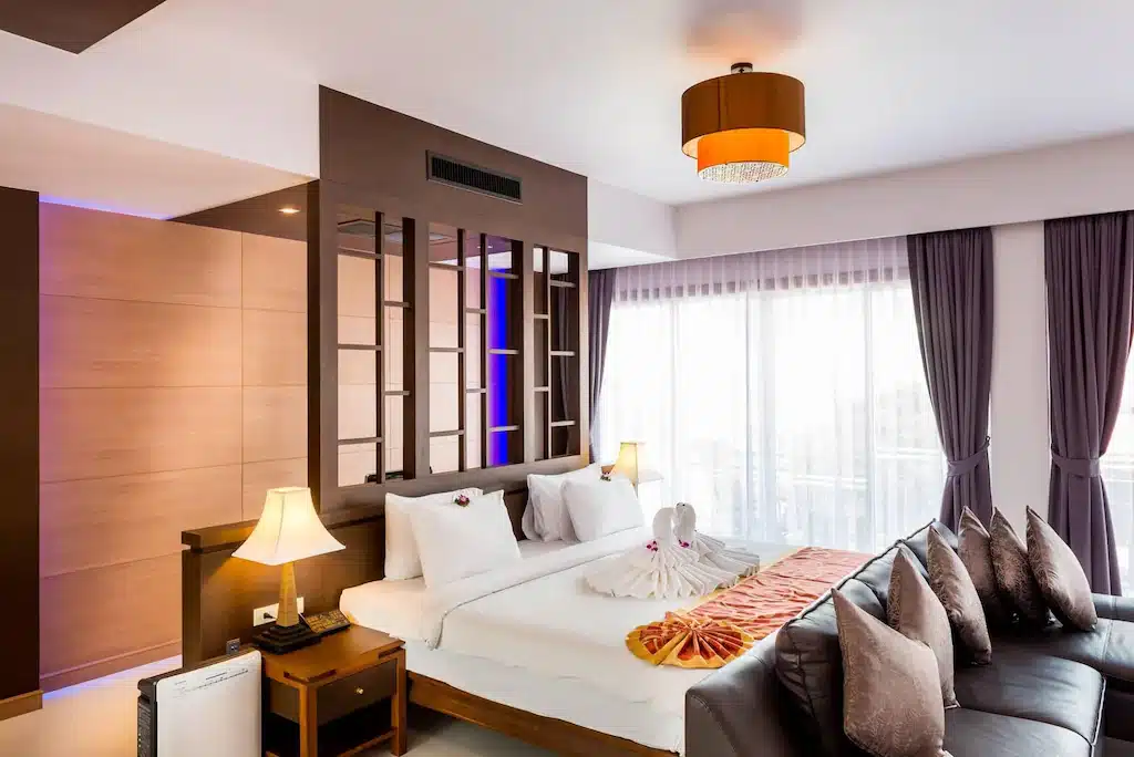 ห้องพักในโรงแรมพร้อมเตียงขนาดใหญ่ที่ป่าตองรีสอร์ท