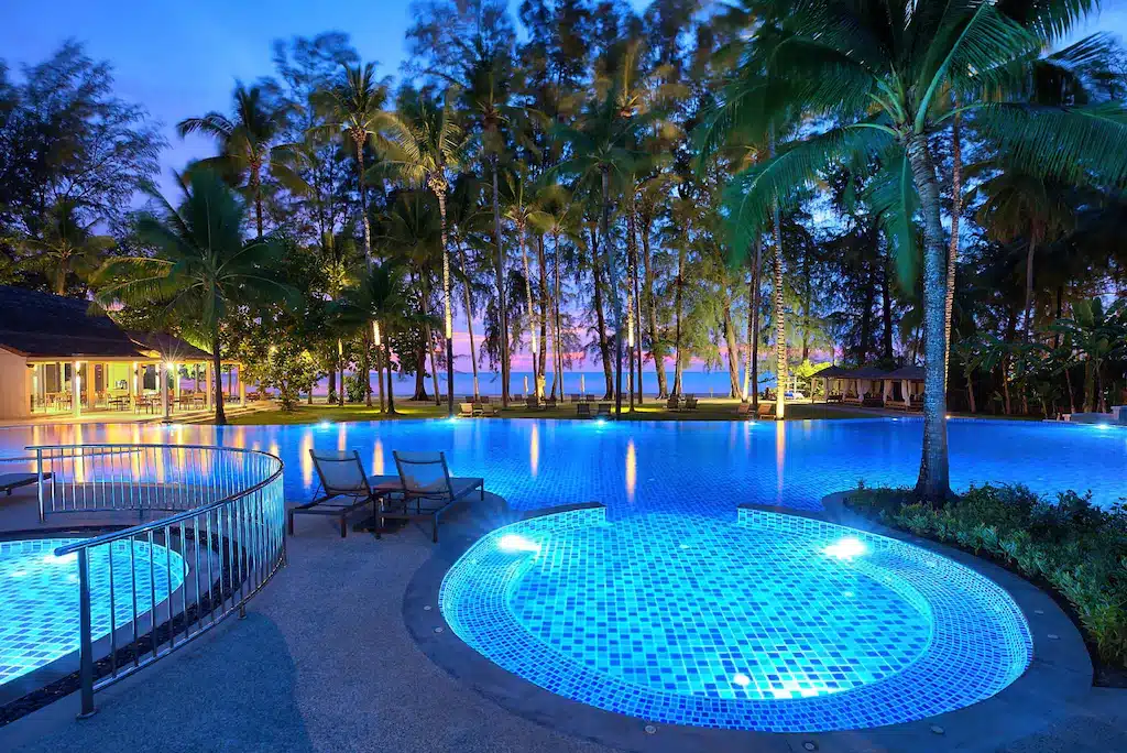สระว่ายน้ำอันเงียบสงบท่ามกลางต้นไม้อันเงียบสงบยามพลบค่ำในชลบุรีสถานที่ท่องเที่ยวยอดนิยม โรงแรมเขาหลัก