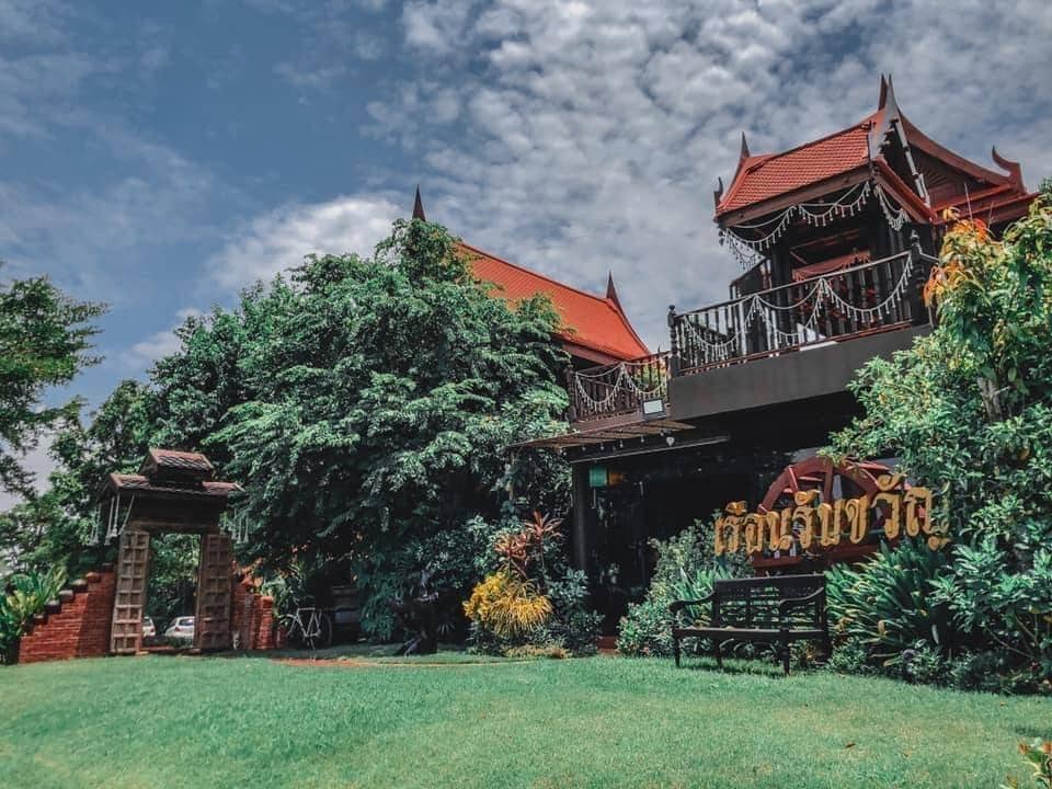 บ้านทรงไทยดั้งเดิมกลางสนามหญ้าสีเขียวชอุ่ม ที่พักอ่างทอง