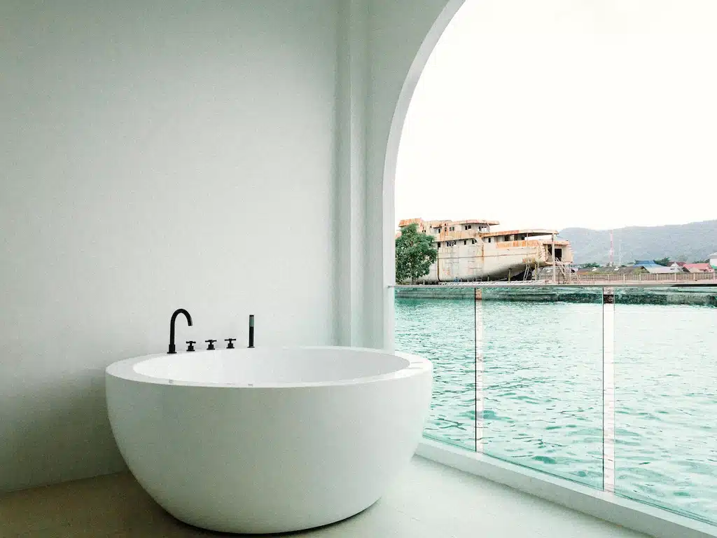 อ่างอาบน้ำสีขาวในห้องน้ำพร้อมวิวผืนน้ำ ณ ที่พักริมชายหาดในจังหวัดชลบุรี ที่พักบางเสร่