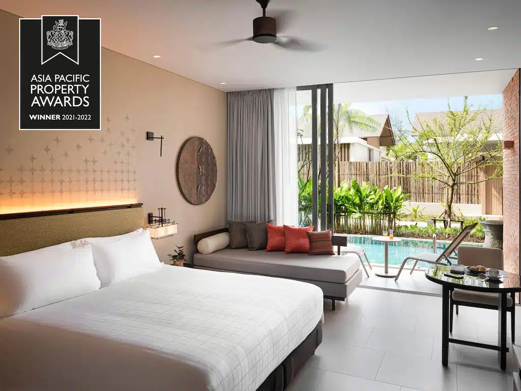 ห้องพักในโรงแรมพร้อมเตียงและวิวสระว่ายน้ำในชลบุรีประเทศไทย ที่พักเขาหลัก