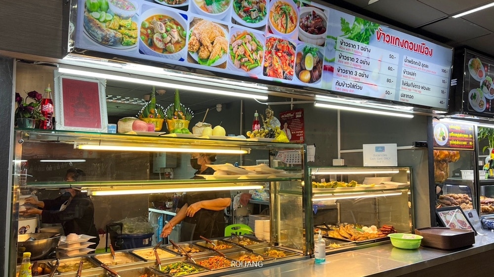 ศูนย์อาหารที่มีอาหารมากมายบนเคาน์เตอร์ในสนามบินสุวรรณภูมิ ร้านอาหารสนามบินดอนเมือง