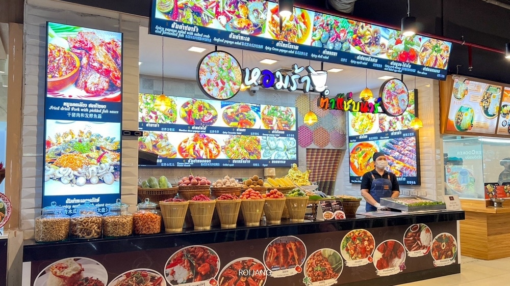แผงขายอาหารที่มีอาหารมากมายจัดแสดงอยู่ที่ศูนย์อาหารสุวรรณภูมิ ร้านอาหารสนามบินดอนเมือง