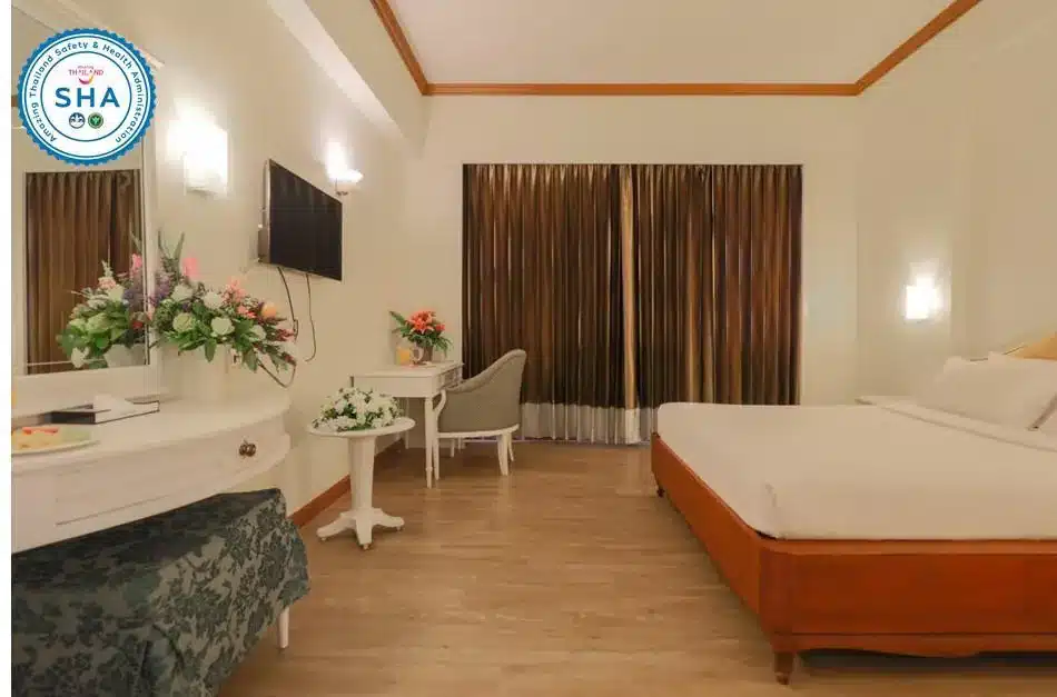 เตียงในห้องของโรงแรมที่ตั้งอยู่ในสุราษฎร์ธานี โรงแรมสุราษฎร์ธานี
