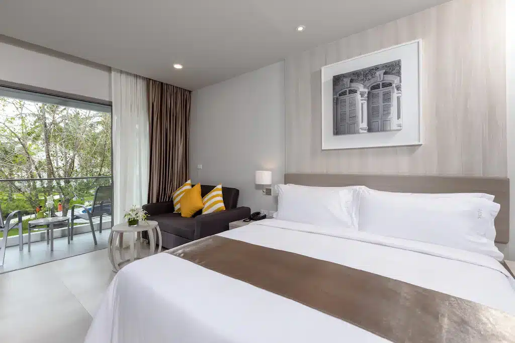 ห้องพักโรงแรมพร้อมเตียงและระเบียงในจังหวัดชลบุรี ที่พักเขาหลักพังงา