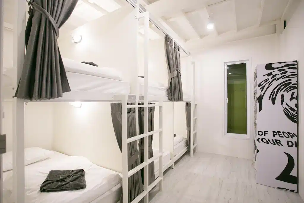 ห้องเล็กๆ ที่มีเตียงสองชั้นและผนังสีขาว เหมาะมากกับการใช้ชีวิตหลีเป๊ะ หลีเป๊ะที่พัก