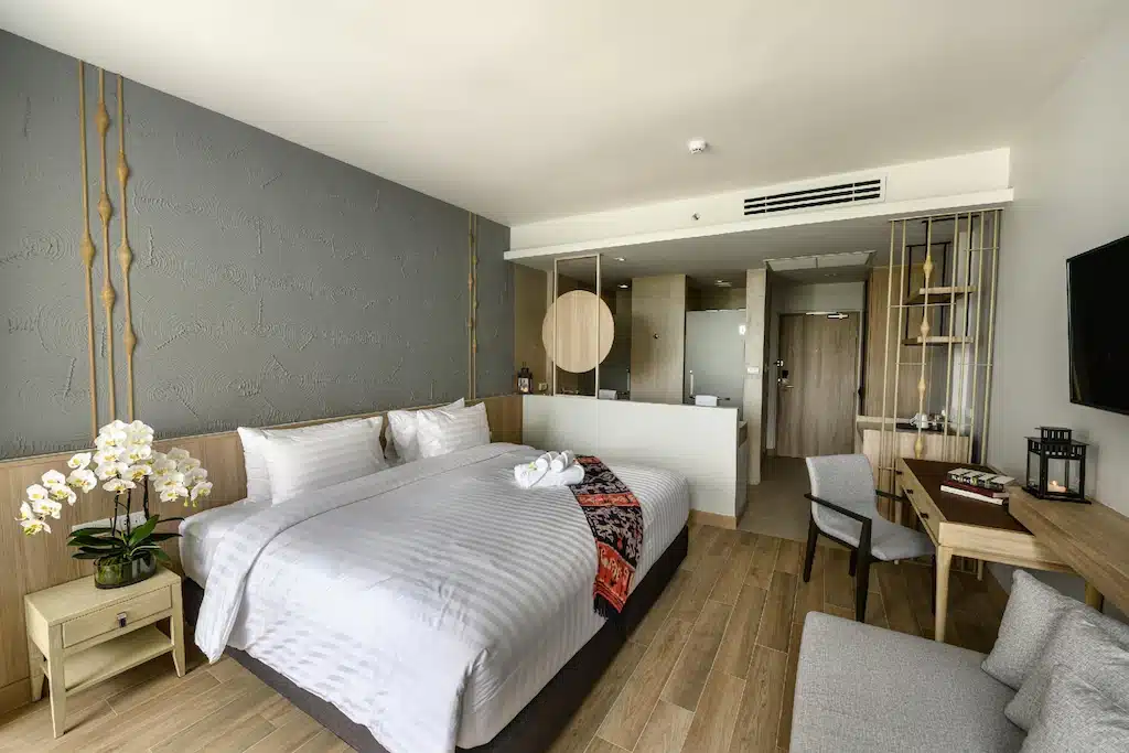 ห้องพักในโรงแรมที่มีเตียงขนาดใหญ่และทีวีจอแบน ที่พักเขาตะเกียบ