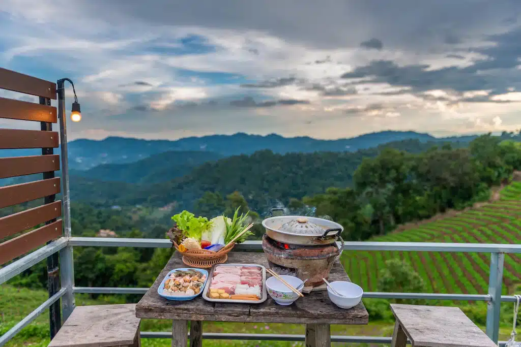 โต๊ะพร้อมหม้ออาหารพ ที่พักเชียงใหม่บนดอย ร้อมวิวภูเขาในเที่ยวชลบุรี
