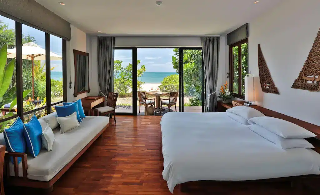 ห้องนอนพร้อมเตียงและวิวมหาสมุทร ที่พักเกาะลันตา