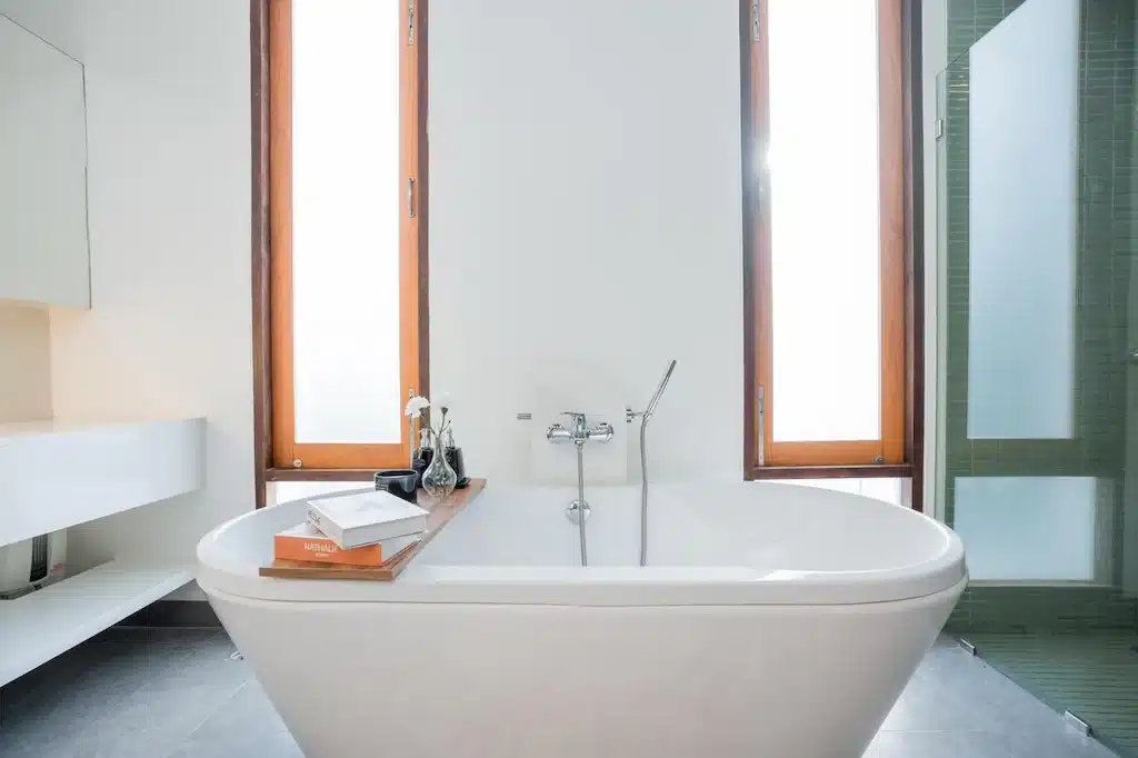 พูลวิลล่าปราณบุรี อ่างอาบน้ำสีขาวในห้องสี่เหลี่ยม
