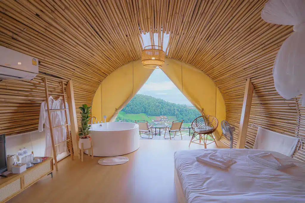 ห้องไม้ไผ่พร้อมเตียงและอ่างอาบน้ำ เหมาะสำหรับการพักผ่อนในบางแสน ชลบุรี ที่พักบนดอยเชียงใหม่