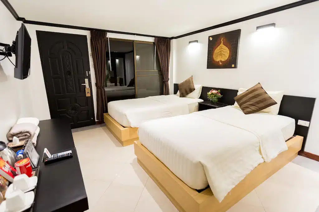 ห้องพักในโรงแรมที่มีสองเตียงและโทรทัศน์ ที่พักหาดทรายแก้ว