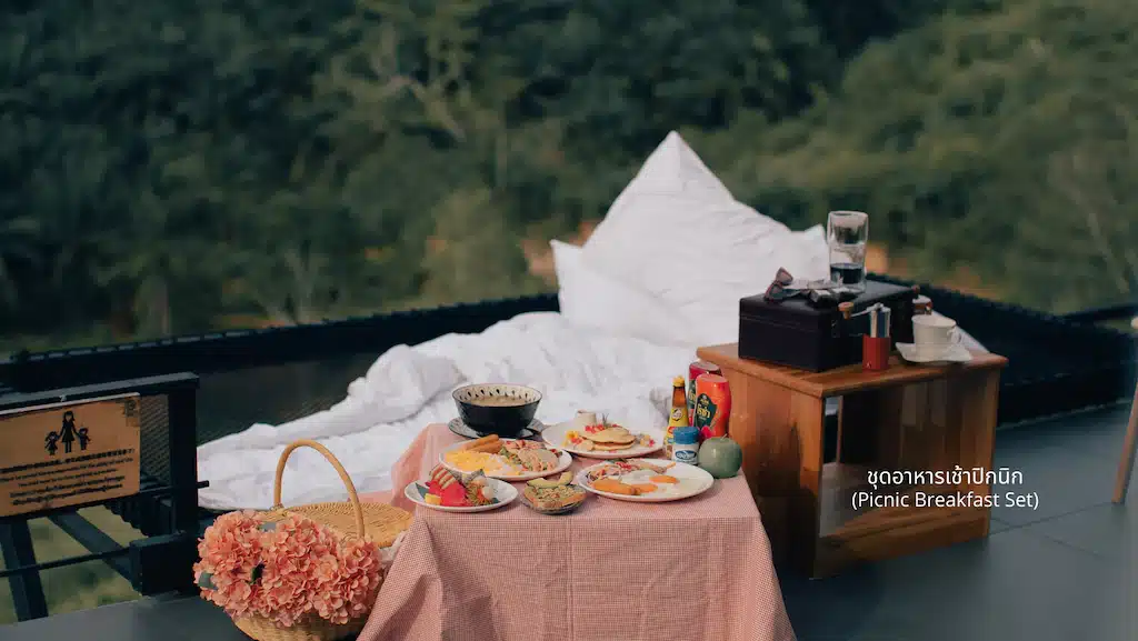 อาหารเช้าจัดบนระเบียงที่มองเห็นวิวภูเขาในสุราษฎร์ธานี โรงแรมสุราษฎร์ธานี