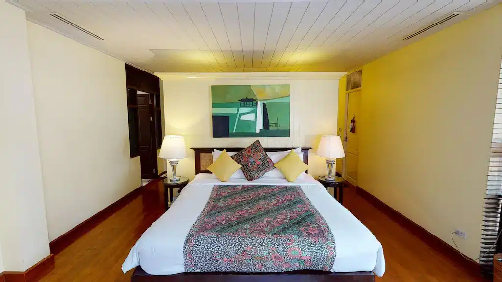 ห้องพักในโรงแรมพื้นไม้และภาพวาดบนผนังเกาะลันตา พูลวิลล่าหัวหิน