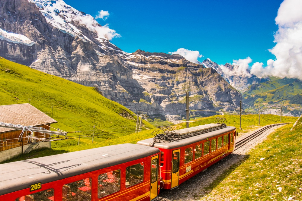 ที่เที่ยวสวิตเซอร์แลนด์ รถไฟกำลังเคลื่อนผ่านที่หน้าผาภูเขา