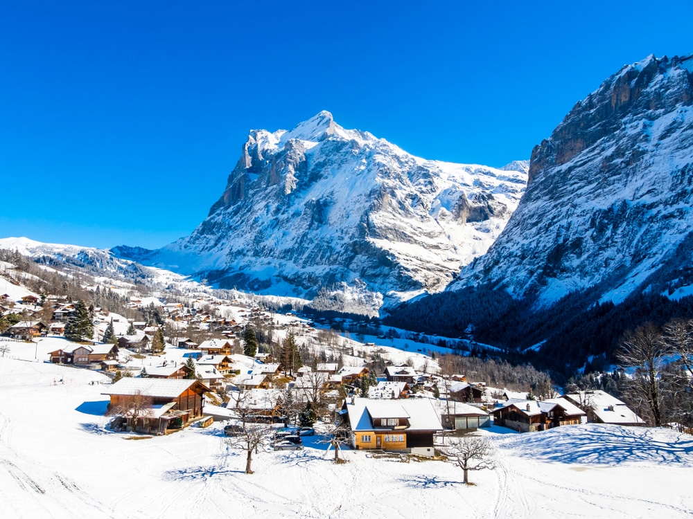 ที่เที่ยวสวิตเซอร์แลนด์ หน้าผาที่ปกคลุมด้วยหินปูนหิมะสีขาว