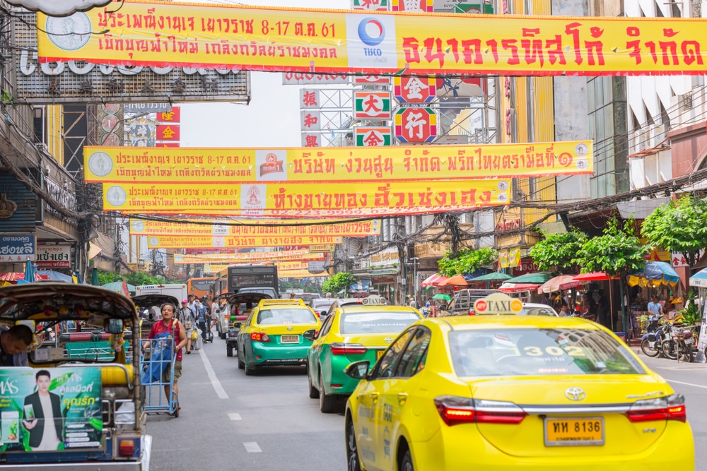 แท็กซี่สีเหลืองจอดอยู่บนถนน แปลงร่างเป็นอุปกรณ์ เทศกาลกินเจ