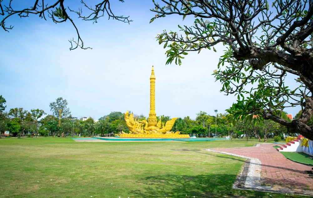 รูปปั้นสีเหลืองกลางทุ่งหญ้าสีเขียว ที่เที่ยวอุบลราชธานี