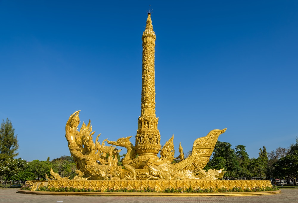 รูปปั้นทองคำขนาดใหญ่กลางสวนสาธารณะ ที่เที่ยวอุบลราชธานี