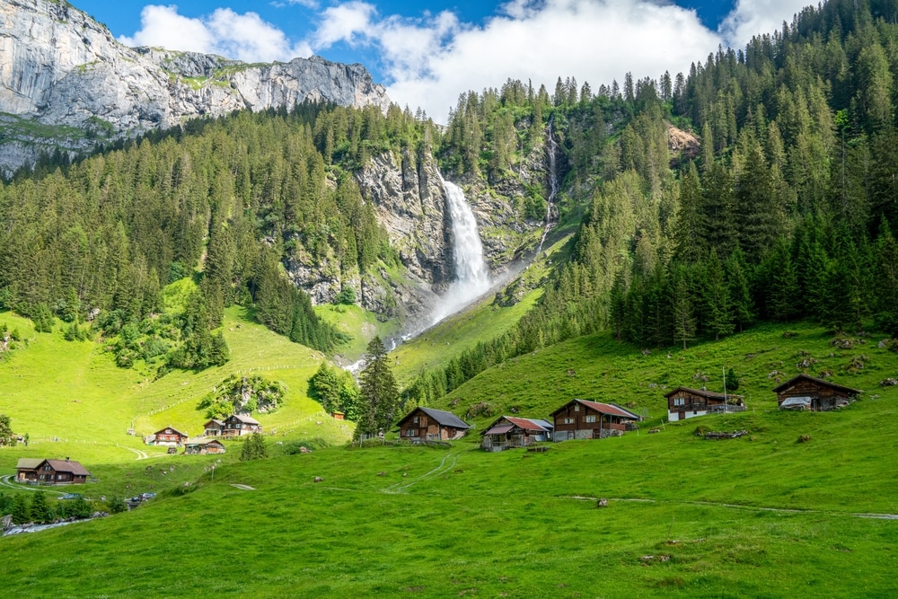 เที่ยวสวิตเซอร์แลนด์ ทุ่งหญ้าเขียวขจี และ หุบเขาสูง มองดูแล้ว สวยงาม