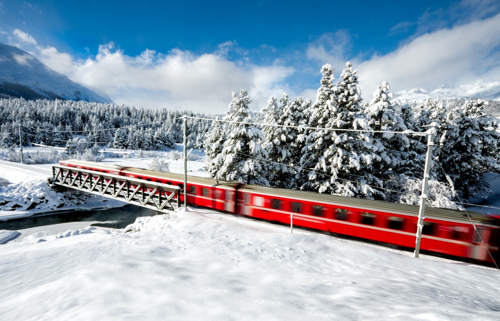 ที่เที่ยวสวิตเซอร์แลนด์ ภาพวาดรถไฟกำลังเคลื่นที่เร็วสูง