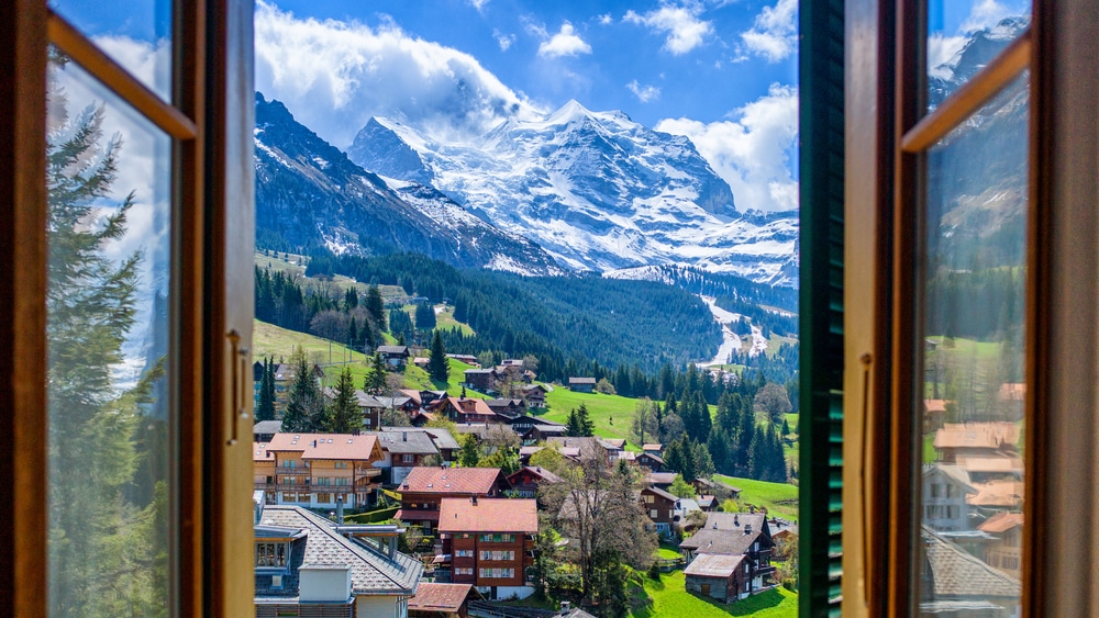 ที่เที่ยวสวิตเซอร์แลนด์ บาหน้าต่างไม้ที่มองเห็นวิวทิวทัศน์