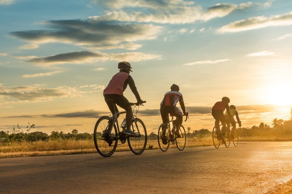 กลุ่มคนขี่จักรยานบนถนนยามพระอาทิตย์ตกดินใน แผนที่เกาะช้าง
