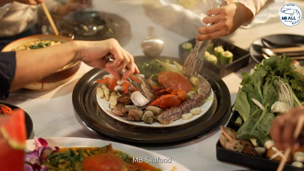 กลุ่มคนกำลังเพลิดเพลินกับชาบูที่ ร้านอาหารภูเก็ต
