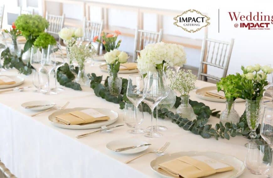 อุปกรณ์ตั้งโต๊ะสำหรับงานแต่งงานด้วยดอกไม้สีเขียวและสีขาว