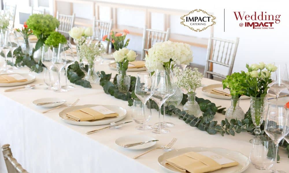 อุปกรณ์ตั้งโต๊ะสำหรับงานแต่งงานด้วยดอกไม้สีเขียวและสีขาว