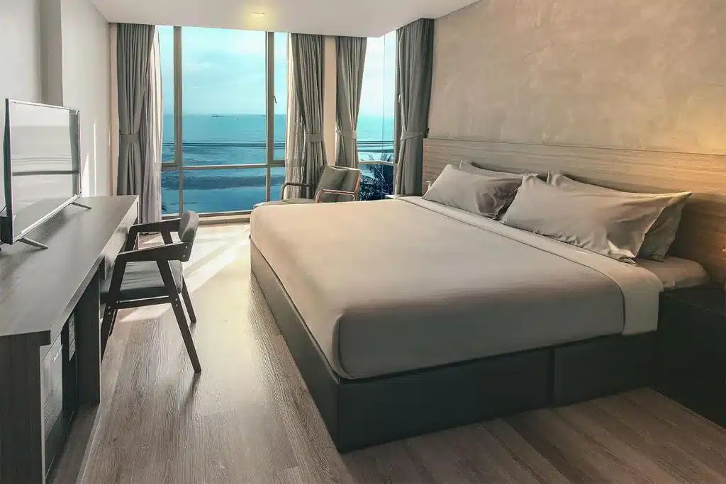 ห้องพักพร้อมเตียงและวิวทะเลในที่เที่ยวบางแสน ราชบุรี ที่เที่ยวบางแสน