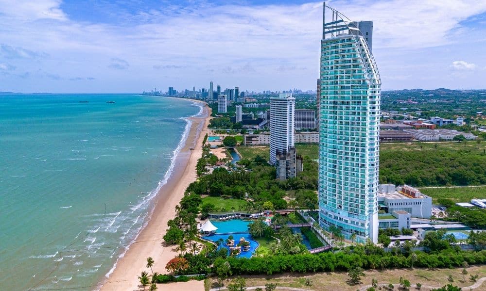 มุมมองทางอากาศของโรงแรมโมเวนพิค สยาม นาจอมเทียน พัทยา อาคารสูงใกล้ชายหาด Movenpick Siam Na Jomtien Pattaya