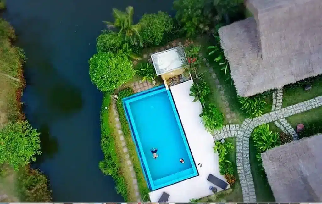 มุมมองทางอากาศของสระว่ายน้ำและบ้านที่ โรงแรมสมุทรสงคราม 