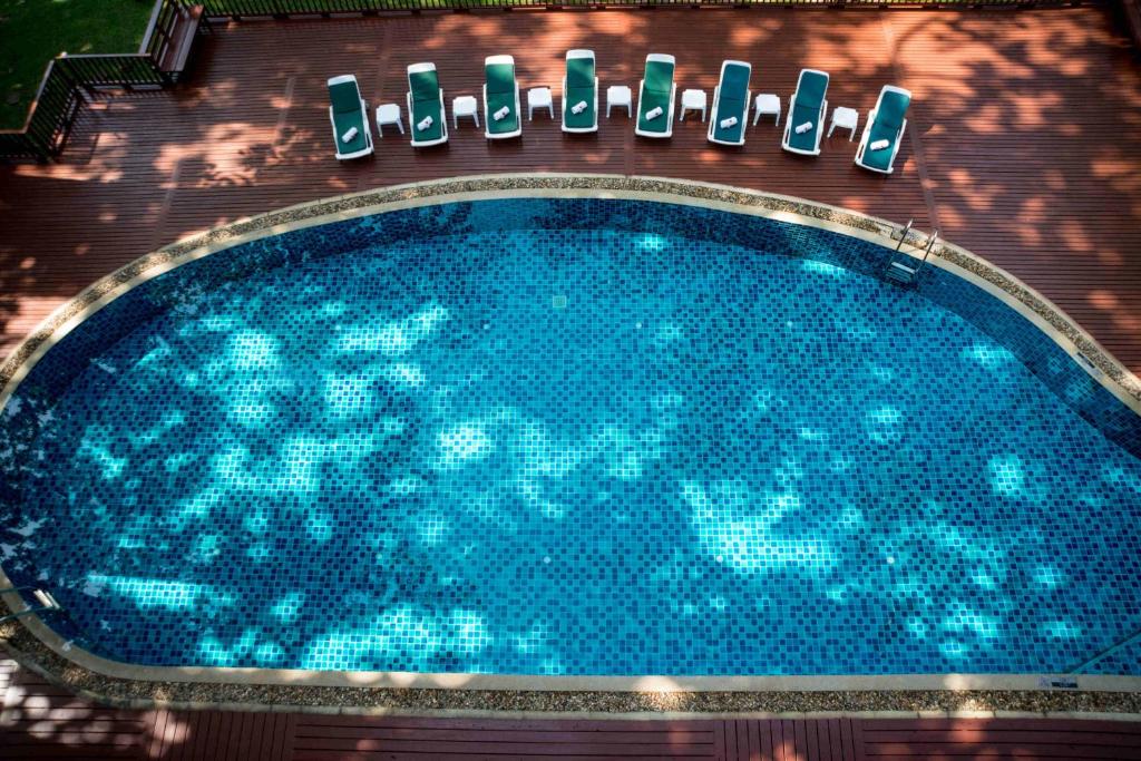 ภาพถ่ายทางอากาศของสระว่ายน้ำที่โรงแรมแห่งหนึ่งในจังหวัดแม่ฮ่องสอน ที่พักบ้านรักไทย