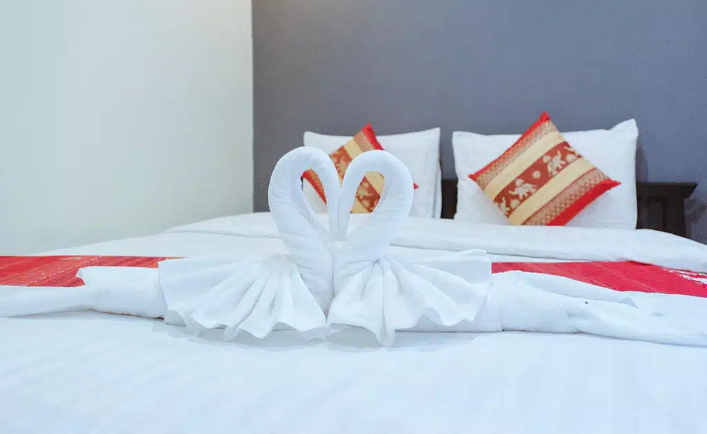 ที่พักหนองคาย เตียงในห้องที่มีหงส์สองตัวอยู่บนเตียงที่ทำหน้าที่หนองคาย