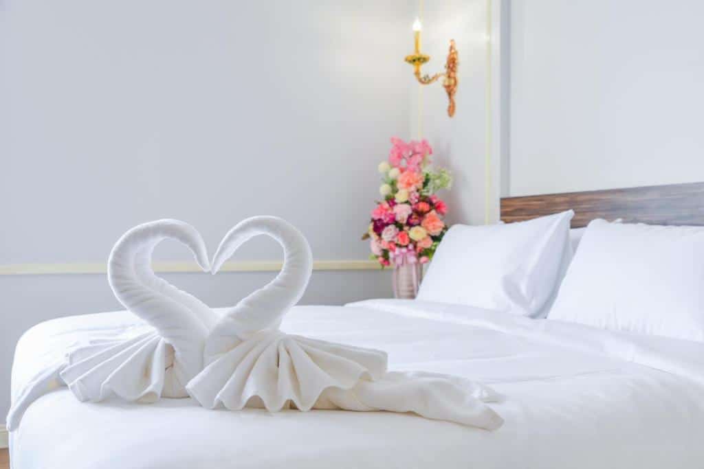 โรงแรมหนองคาย หงส์สองตัวบนเตียงในห้องพักของโรงแรมแห่งหนึ่งในหนองคายริมโขง