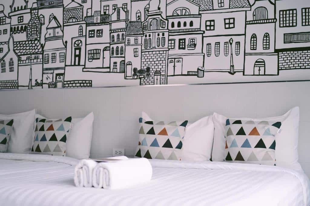ห้องภาพจิตรกรรมฝาผนังพร้อมเตียงหรือเตียงสำหรับที่พักในนครศรีธรรมราช โรงแรมในนครศรีธรรมราช