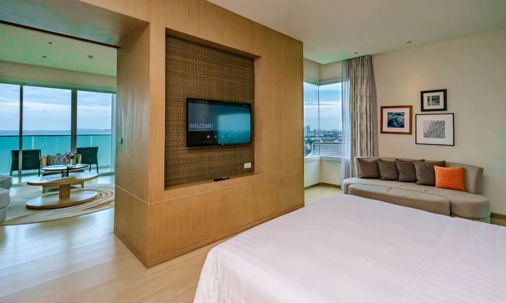 ห้องพักในโรงแรมโมเวนพิค สยาม นาจอมเทียน พัทยา พร้อมเตียงขนาดใหญ่และทีวีจอแบน โรงแรมเมอเวนพิคสยามโฮเทล
