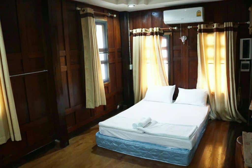 เตียงในห้องที่ ที่พักโรงแรมสมุย โรงแรมในสุพรรณบุรี