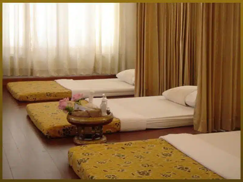สี่เตียงในห้องที่มีผ้าม่านที่พัทลุง โรงแรมในสุพรรณบุรี