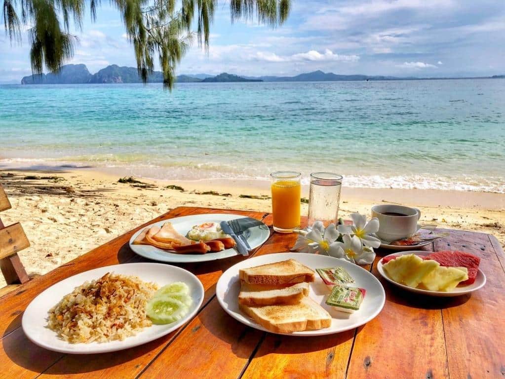 เพลิดเพลินกับอาหารเช้าอันน่ารื่นรมย์บนชายหาดที่สวยงามของเกาะกระดานที่พักในจังหวัดภูเก็ต ประเทศไทย ที่พักเกาะกระดาน
