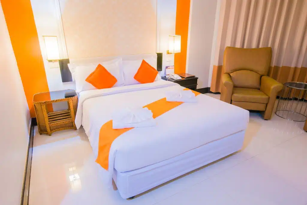 ที่พักหนองคาย การควบคุมหนองคายด้วยเตียงสีขาวและเน้นสีส้ม