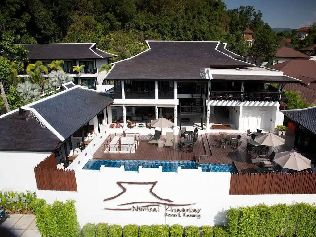 มุมมองทางอากาศของโรงแรมริมชายหาดพร้อมสระว่ายน้ำในระยองประเทศไทย ที่พักระนอง