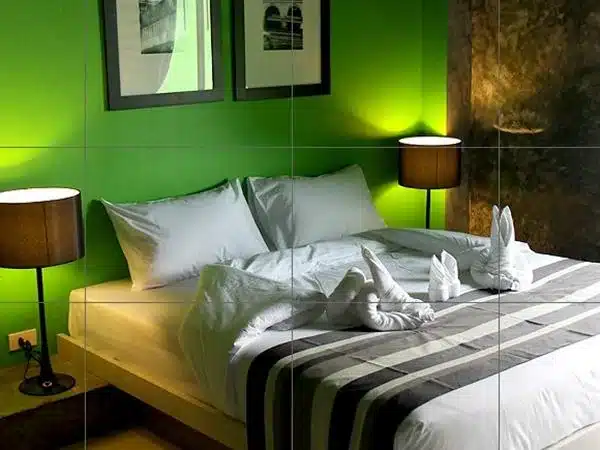 ห้องพักในโรงแรมแสนสบายในระนองพร้อมผนังสีเขียว ที่พักระนอง