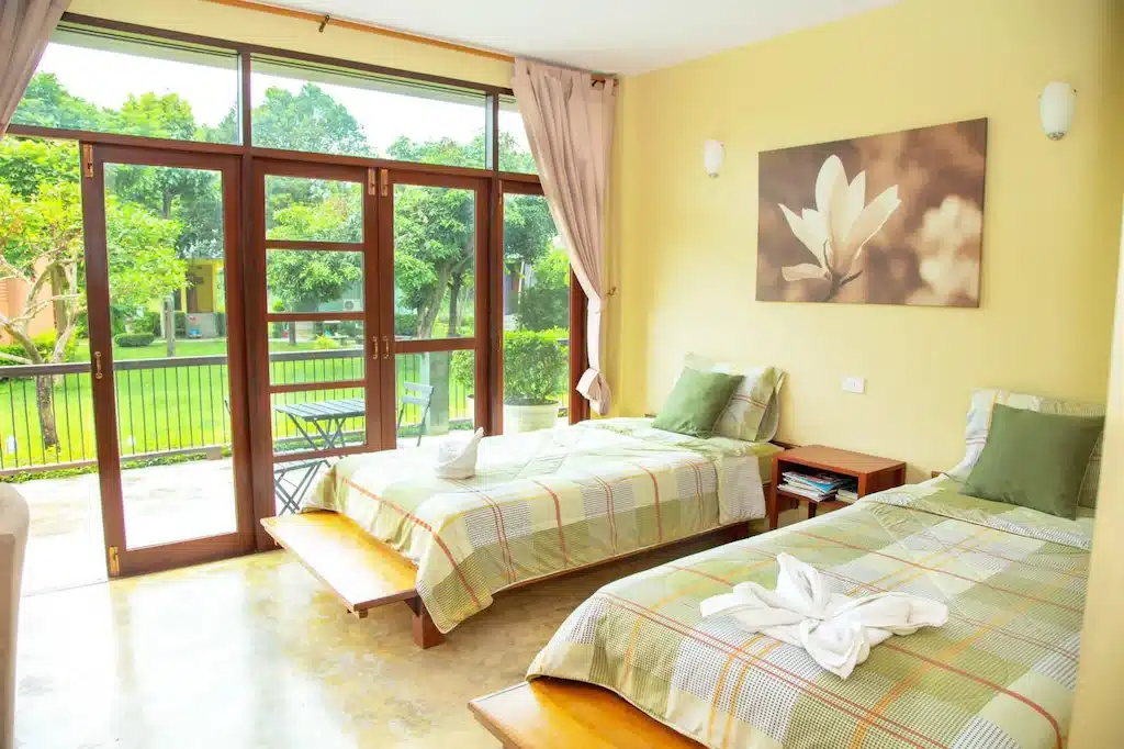 โรงแรมพัทลุงพร้อมเตียง 2 เตียงและประตูกระจกบานเลื่อน ที่พักสุพรรณบุรี